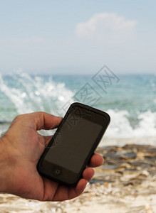 大海背景上的黑色电话溅起水花图片