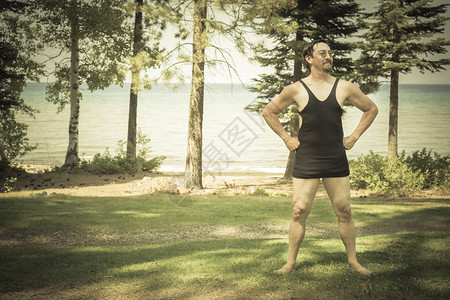 GoofyGentleman穿戴于1920年代EraSwimsuit在CabinPor图片