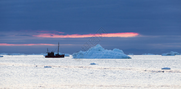 船在雪之间的南极水域背景图片