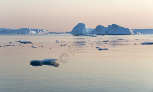 霜海湾中以不同形式出现的巨型冰背景