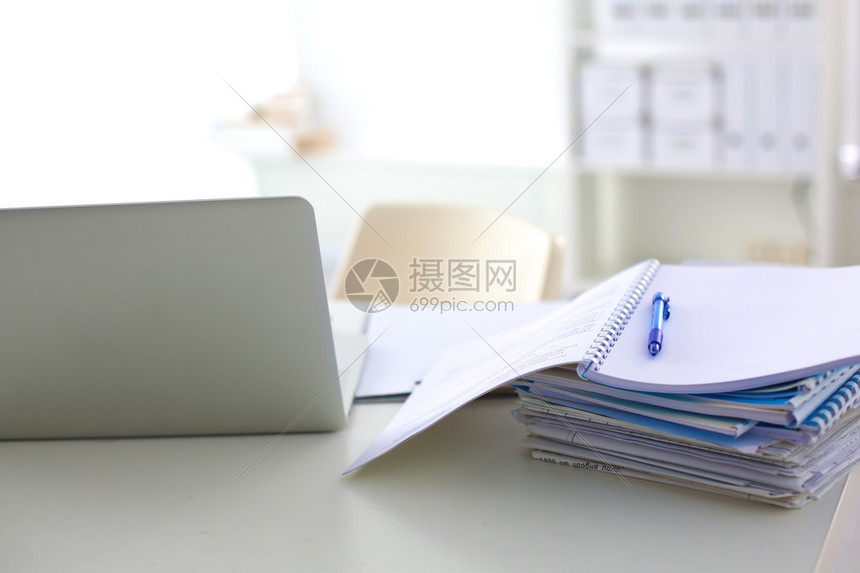 白背景的桌面上有堆叠文件夹高清图片下载-正版图片504896040-摄图网