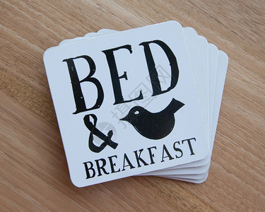 一套床和早餐的杯垫背景图片