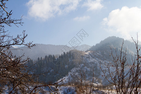 深秋的跨伊犁阿拉套山脉图片