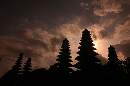 位于东南印度巴厘岛孟圭的PuraTaman背景图片