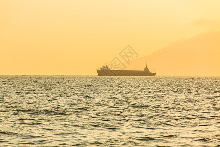 海上日落时的帆船图片