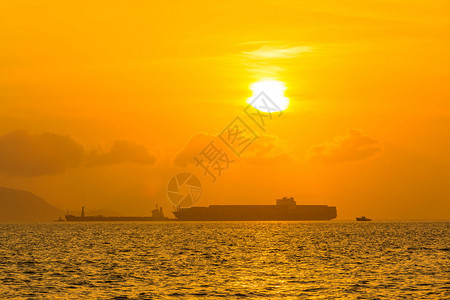 日落时海上的货船图片