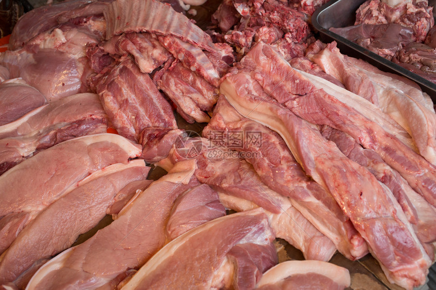 市场上的新鲜猪肉组图片