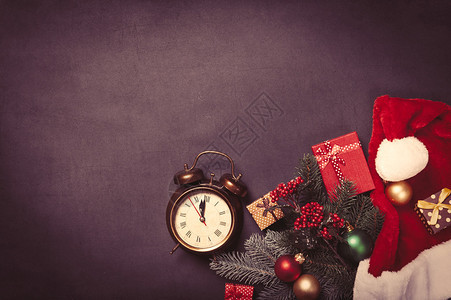 灰色背景的老式时钟和圣诞礼物图片