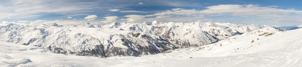 冬季雪山谷全景图片