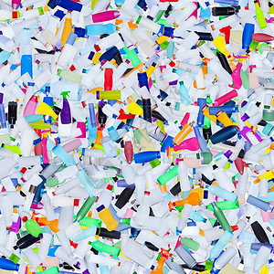 大量塑料瓶被垃圾倒在垃圾中污染概念图片