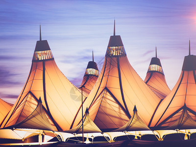 DIA在日出时的发光帐篷丹佛国际机场以尖顶屋而闻名屋顶的设图片