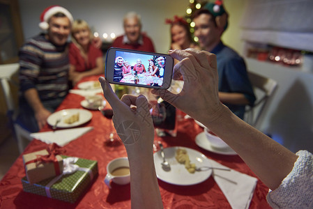 圣诞节餐桌上的幸福家庭图片