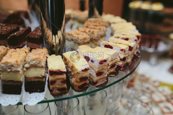 美味甜美的婚礼蛋糕由蛋糕图片