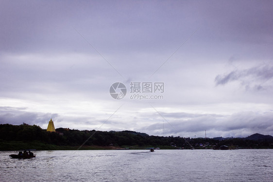 RaftHouse在Sangkhlaburi的流行住宅和ChediFudhakhaya泰国Kanchanaburi的Sangkl图片