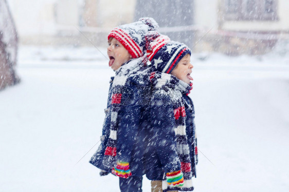 与孩子们一起在冬季进行积极的户外休闲活动图片
