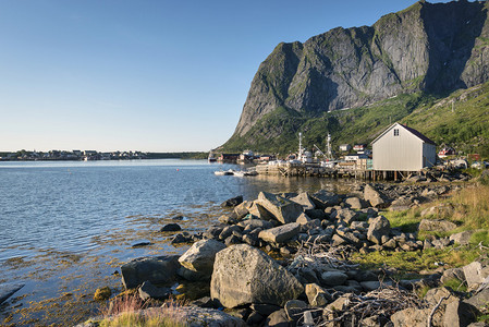 挪威罗弗敦群岛峡湾旁的小镇雷讷图片