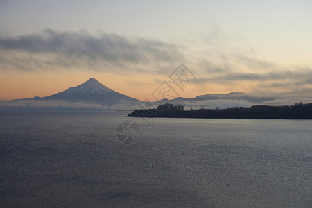 智利南部Llanquihue湖边缘的雪冠火山Osorno图片