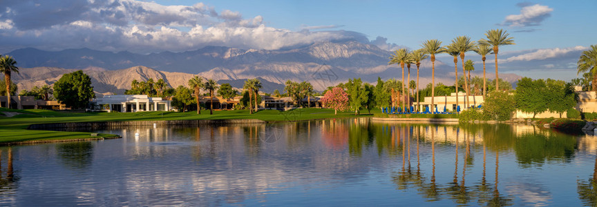加利福尼亚棕榈沙漠高尔夫球场沿线的豪华住宅全景图片