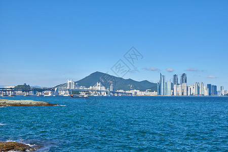 韩国釜山广安大桥和海洋城吊桥是釜山的地标海洋城是在海云台地区建造的豪华而背景图片