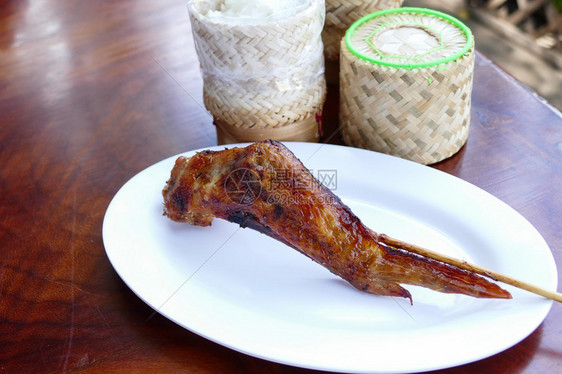 藤篮烤鸡翅串和糯米图片