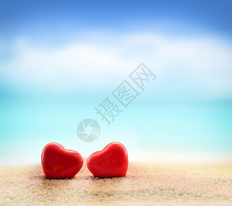 夏日海滩上的两颗红心图片