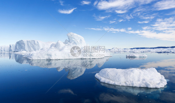 格陵兰的自然和风景乘坐科学船在冰层之间旅行研究全球变暖现象不寻常的形状和颜图片