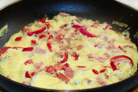 红辣椒和香肠煎蛋卷的烹饪图片