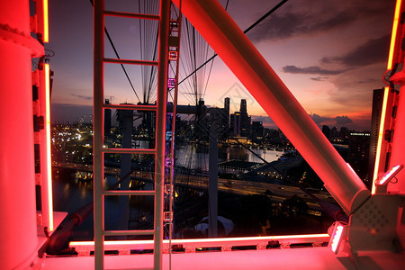 从摩天轮到东南亚新加坡市新加坡河和滨海湾的Bank图片