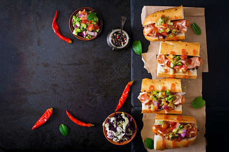热狗带墨西哥沙萨的三明治图片