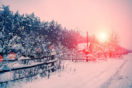 白雪皑皑的村庄的日出图片