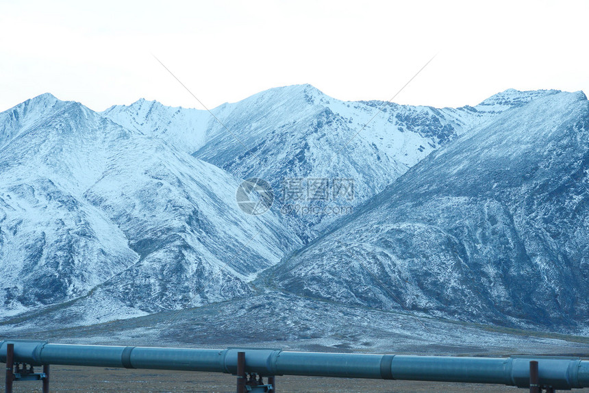 阿拉斯加北部有山的输油管道图片