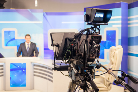 电视演播室摄像机录制男记者或主播直播图片