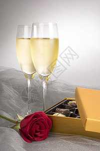 两杯香槟配一单红玫瑰和一盒巧克力准备迎接图片