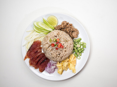 泰国菜米饭与白色背景的虾酱混合图片