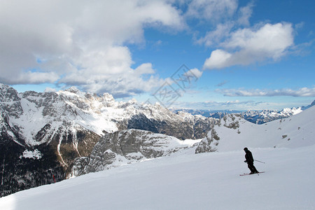 张家口滑雪在法属阿尔卑斯山的滑雪斜坡上滑雪背景