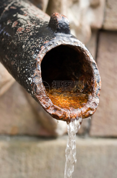 旧公用水泵的饮用水涓细流图片