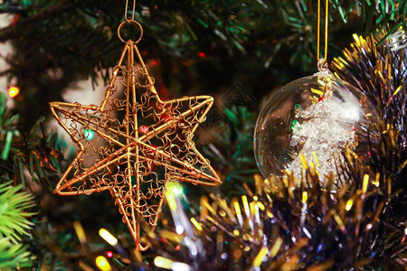 圣诞玩具明星和圣诞树图片