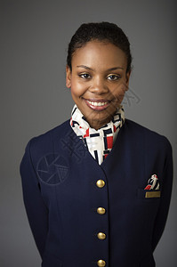 穿着制服的微笑空姐的特写肖像图片
