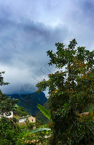 秘鲁马丘比区乌鲁班巴省库斯科地区马丘比山下的房屋图片