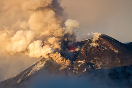 从东南火山口喷图片