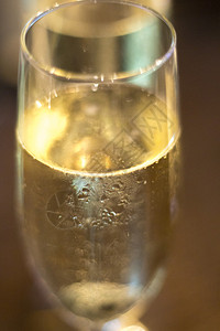 香槟在餐厅酒吧的酒馆里点亮白葡萄酒玻璃笛子在婚礼图片