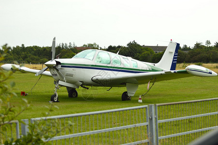 草地机场上的小飞机图片