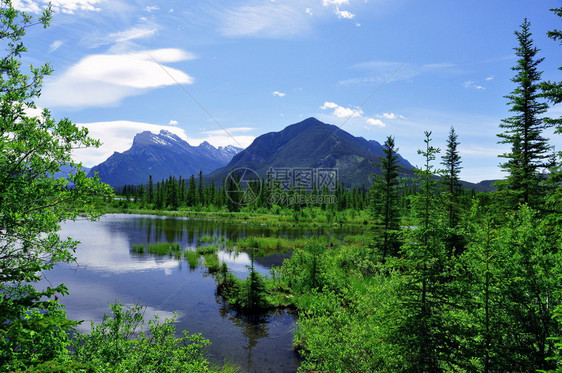 班夫提供令人敬畏的山景和风景您还可以徒步旅行骑自行车划独木舟或只是在落基山的氛围中放松身心来图片