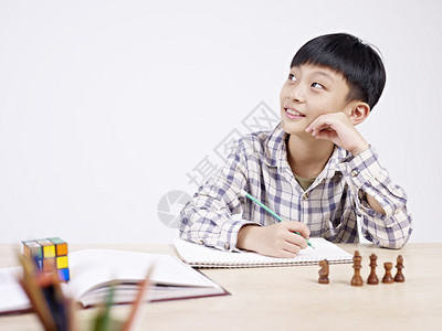 10岁的亚洲小学生在学习图片