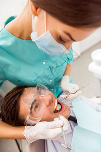 牙医正在给病阿人检查牙齿健康图片