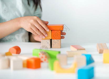 建筑物的彩色木制玩具积攒一块图片