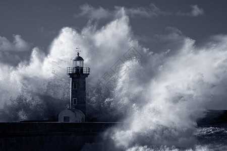 多罗嘴花岗岩码头旧灯塔上的大海洋风暴波红外线过滤器低版照图片