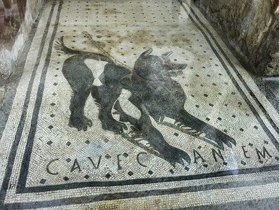 Pompeii悲剧诗人院入口处的Mo图片