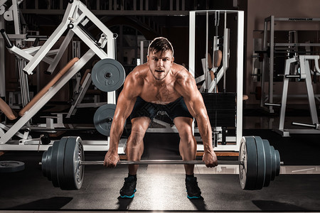 做重型硬拉锻炼的肌肉男准备好举重训练图片