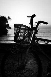 海边日落时的自行车图片